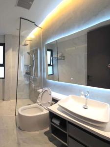 ein Badezimmer mit Waschbecken, Toilette und Spiegel in der Unterkunft NEW Luxury 6BR Pool Villa Pattaya, 10mn Walking St in Jomtien Beach + 14 Fotos