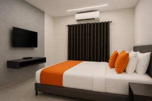 Un pat sau paturi într-o cameră la Hotel Royal Residence HSR Bangalore