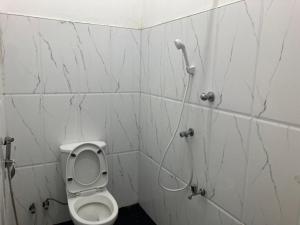 Un baño de Yala Safari Homestay 7 fotos más