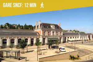 Ein großes Gebäude in einer Stadt in der Unterkunft Le sud cosy- centre -proche gare in Brive-la-Gaillarde