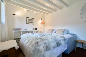 a bedroom with a blue bed and a table at Le Petit Gîte - Confort & Elegance - Parking & WIFI - Calme & Jardin in Verlinghem