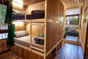 Zimmer mit 3 Etagenbetten in einem Haus in der Unterkunft Oripando Hostel in Granada + 48 Fotos