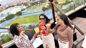 麦德林Tequendama Hotel Medellín - Estadio的三个女人举着酒杯