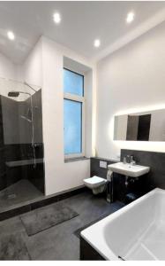 TV a/nebo společenská místnost v ubytování Wedekindplatz Luxury Suites