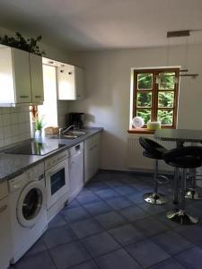 Η κουζίνα ή μικρή κουζίνα στο Ferienwohnung Schoenk In Havetoft