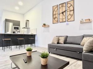 a living room with a couch and a table at Apartamento Vive Zaragoza V in Zaragoza