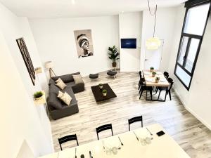 a living room with a couch and a table at Apartamento Vive Zaragoza V in Zaragoza