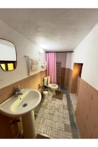 Un baño con lavabo e inodoro en Riad dar Saham, en Fez