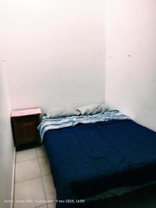 ein Schlafzimmer mit einem blauen Bett in einem Zimmer in der Unterkunft Casa Bellas Artes in Irapuato