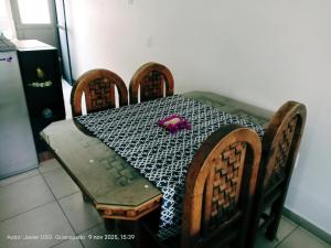 ein Tisch mit einem schwarzen und weißen Tischtuch drauf in der Unterkunft Casa Bellas Artes in Irapuato