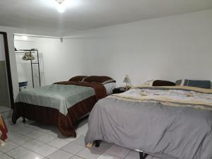 una habitación con dos camas en una habitación en Cobán room, en Cobán