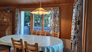 ein Esszimmer mit Tisch und Stühlen und einem Fenster in der Unterkunft Preschaint (720 Kü) in Valbella