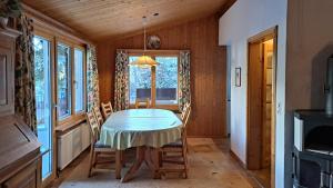 ein Esszimmer mit Tisch und Stühlen in der Unterkunft Preschaint (720 Kü) in Valbella