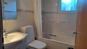 ein Badezimmer mit Waschbecken, Toilette und Dusche in der Unterkunft Preschaint (720 Kü) in Valbella