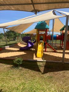 - une aire de jeux sous une tente avec toboggan dans l'établissement BenRoche place, à Kilifi 16 autres photos