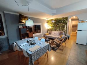 a living room with a table and a couch at OFERTA ESPECIAL ÚLTIMA HORA - SARAKATUA15 - vistas espectaculares - familias y parejas - 2 dormitorios independientes - amplio salón cocina comedor - tarjeta parking OTA GRATIS - Julio y agosto estancia mínima 7 noches de domingo a domingo - in Zarautz