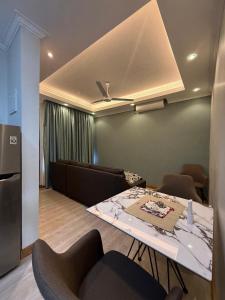 un salon avec une table et des chaises dans une pièce dans l'établissement BenRoche place, à Kilifi