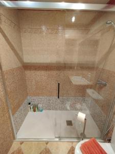 a glass shower in a bathroom with a toilet at OFERTA ESPECIAL ÚLTIMA HORA - SARAKATUA15 - vistas espectaculares - familias y parejas - 2 dormitorios independientes - amplio salón cocina comedor - tarjeta parking OTA GRATIS - Julio y agosto estancia mínima 7 noches de domingo a domingo - in Zarautz +82 photos