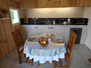 une cuisine avec une table avec un bol de fruits dessus dans l'établissement Le bel arbre, à Tressignaux 26 autres photos