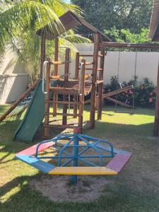 ein Spielplatz mit Rutsche im Hof in der Unterkunft Guarajuba Flat Acqua 103 in Camassari + 33 Fotos