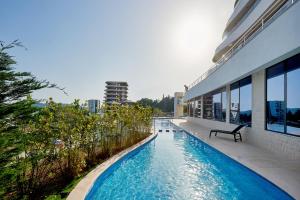 una piscina al costado de un edificio en Skyline resort CG, en Budva