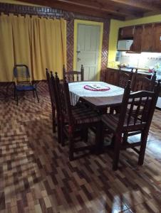 ein Esszimmer mit Tisch und Stühlen in der Unterkunft Silvia in Puerto Libertad