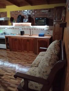 eine Küche mit einem Sofa in der Mitte eines Zimmers in der Unterkunft Silvia in Puerto Libertad