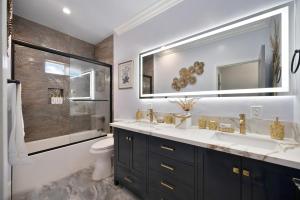 Vannituba majutusasutuses Walk to UC Davis Medical Center! Duplex with Patio +21 fotot