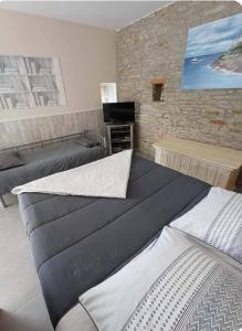 Una cama o camas en una habitación de Le Clos Doux