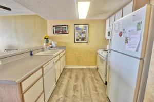 een keuken met witte apparatuur en een witte koelkast bij Verandas 1107 in Myrtle Beach