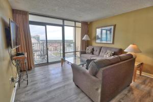 een woonkamer met een bank en een televisie bij Verandas 1107 in Myrtle Beach