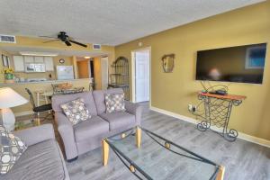 een woonkamer met een bank en een tv bij Verandas 1107 in Myrtle Beach
