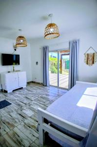 ein Schlafzimmer mit einem Bett und einer Glasschiebetür in der Unterkunft Casa con Jardín Las Marías 2 in Miramar