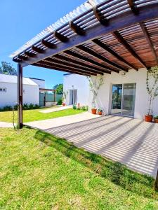 eine Pergola über einer Terrasse eines Hauses in der Unterkunft Casa con Jardín Las Marías 2 in Miramar + 34 Fotos