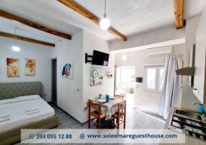 Un dormitorio con una cama y una mesa en una habitación. en Sole E Mare, en Guardia Piemontese Terme