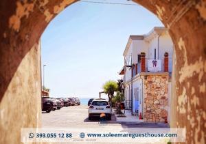 Un coche aparcado en un aparcamiento junto a un edificio. en Sole E Mare, en Guardia Piemontese Terme