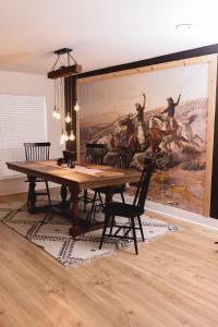 ein Esszimmer mit einem großen Gemälde an der Wand in der Unterkunft The Rodeo House - Near Rodeo Arena in Mesquite