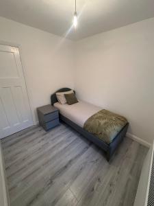 une petite chambre avec un lit et une table de chevet dans l'établissement Blackthorne House, à Birmingham