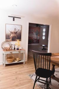ein Esszimmer mit einem Tisch und einem Stuhl in der Unterkunft The Rodeo House - Near Rodeo Arena in Mesquite