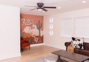 ein Wohnzimmer mit Sofa und Kakteenwand in der Unterkunft The Rodeo House - Near Rodeo Arena in Mesquite + 39 Fotos