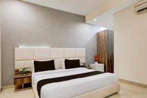 a bedroom with a large white bed in a room at Super Townhouse Hotel Sec- 54 Golf Course Road in Gurgaon
