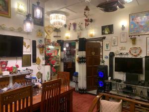 a room with a shop with a tv and atainment sqor at Rest Point 7 in Veyangoda