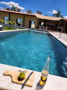 - une bouteille de bière à côté de la piscine dans l'établissement Chácara de vidro, à Canindé de São Francisco 19 autres photos