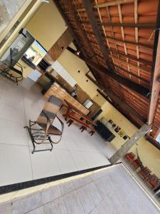 - une vue de tête sur une chambre avec des chaises et des tables dans l'établissement Chácara de vidro, à Canindé de São Francisco