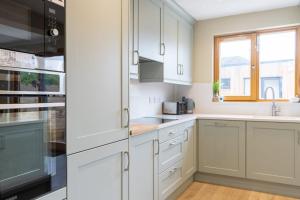 Η κουζίνα ή μικρή κουζίνα στο GuestReady - Quiet Retreat in Suburbs