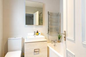 Ένα μπάνιο στο GuestReady - Quiet Retreat in Suburbs