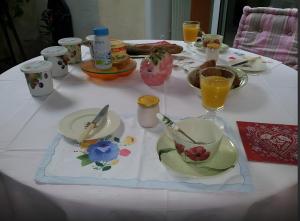een tafel met een bord eten en een kop en schotel bij Chambre La Petite Pause - Bordeaux in Bordeaux