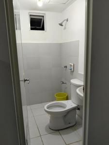 Koupelna v ubytování Affordable 2 storey transient house with free wifi in Camella Homes Koronadal + 4 fotografie