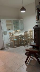 Η κουζίνα ή μικρή κουζίνα στο Il Girasole di Maury e Barby +2 φωτογραφίες