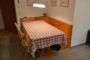 une table avec une nappe à carreaux dessus dans l'établissement Familie Frei, à Bever 15 autres photos